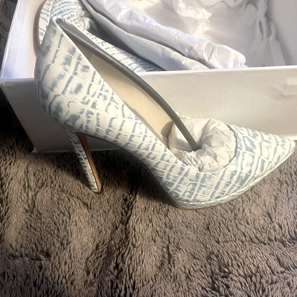 💯% Authentic Alice+Olivia Dina Snakeskin Pumps/Heels- 37.5= 6 1/2 - Picture 2 of 7